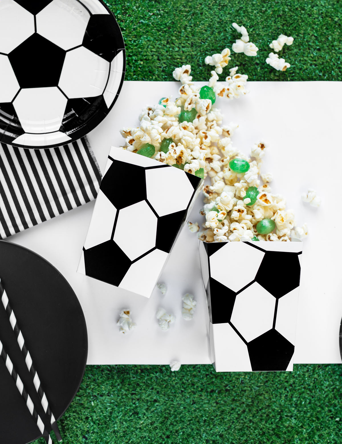 Vue de dessus des boites à popcorn football avec accessoires de fête assortis