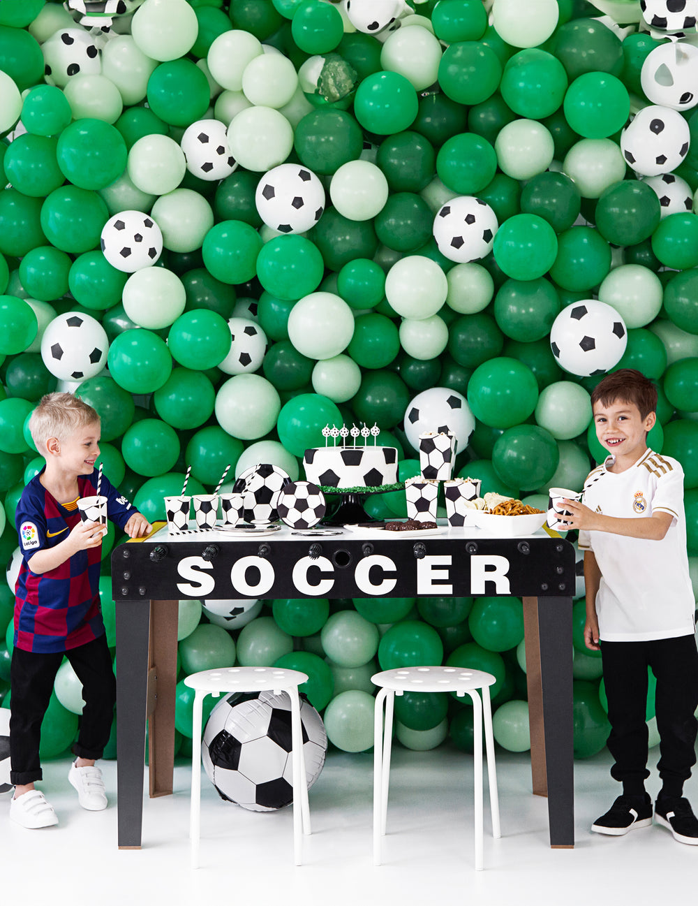Mise en scène festive avec enfants des boites à popcorn football