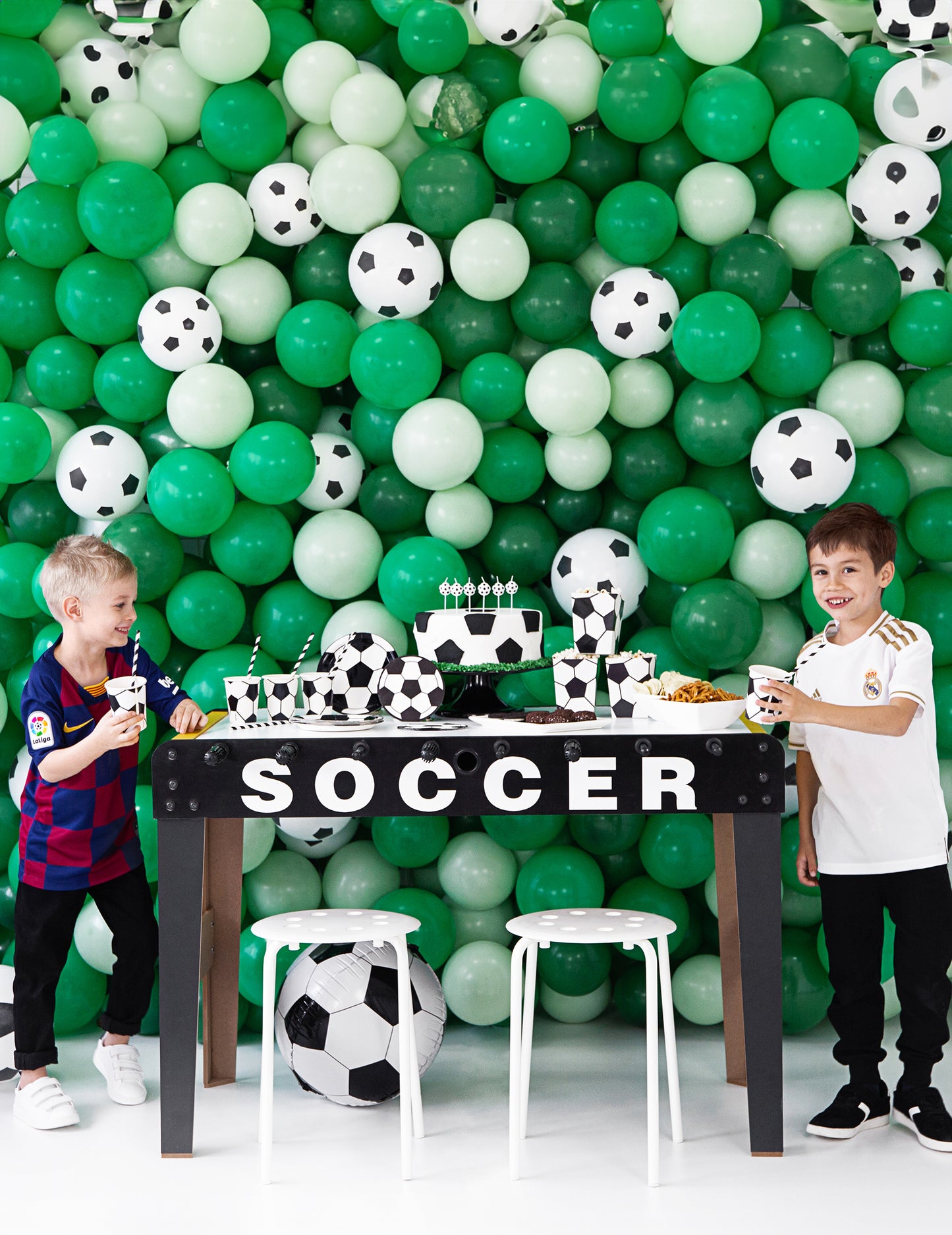 Mise en scène festive avec enfants des boites à popcorn football
