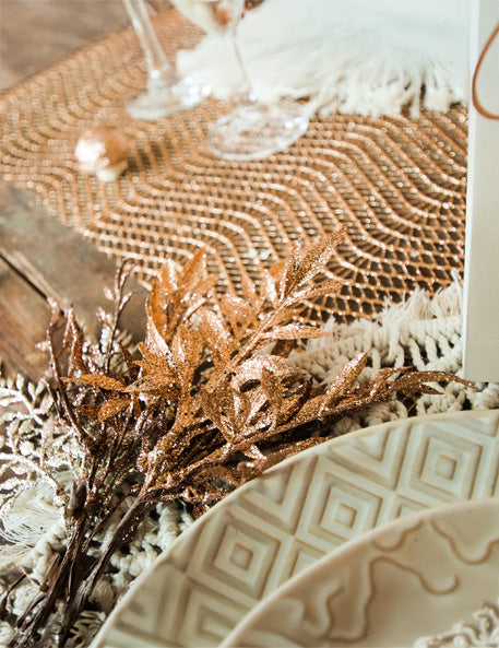 Mise en situation sur table des branches sur tige paillettes pour décoration rose gold