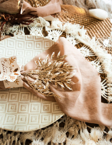 Détail de l'utilisation en rond de serviette des branches sur tige paillettes pour décoration rose gold