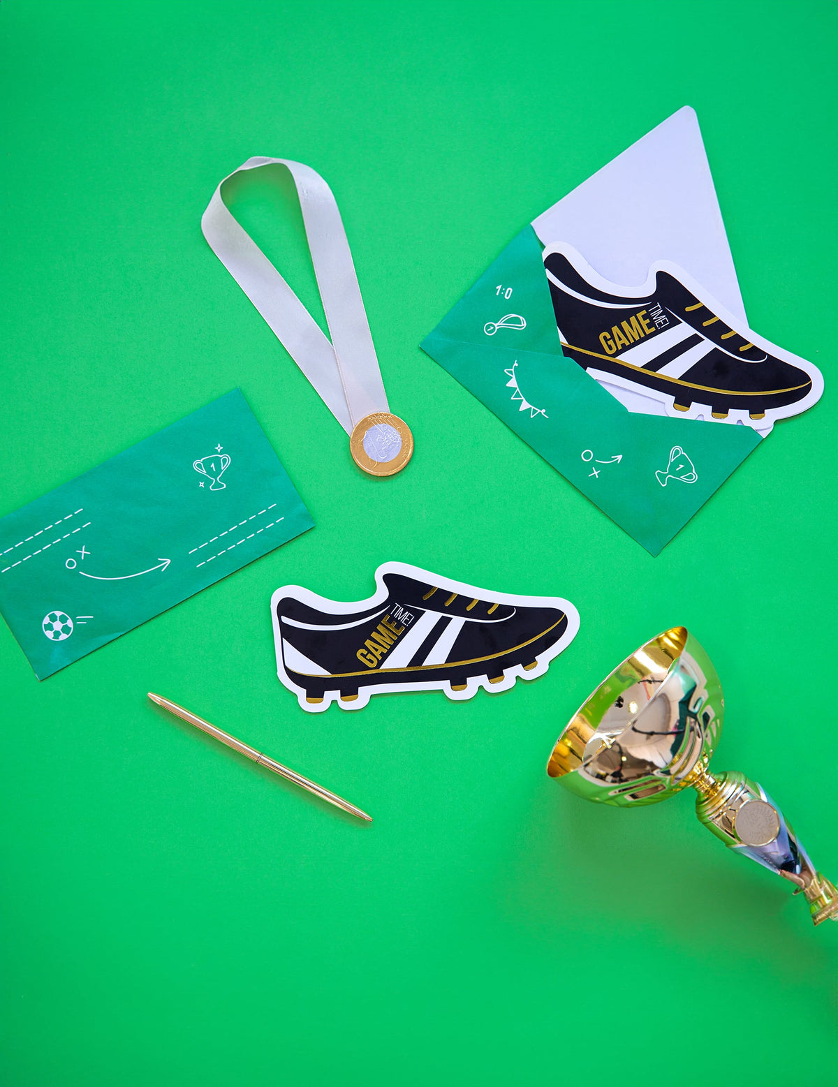 Mise en situation avec accessoires et enveloppe des cartes d'invitation chaussures de foot