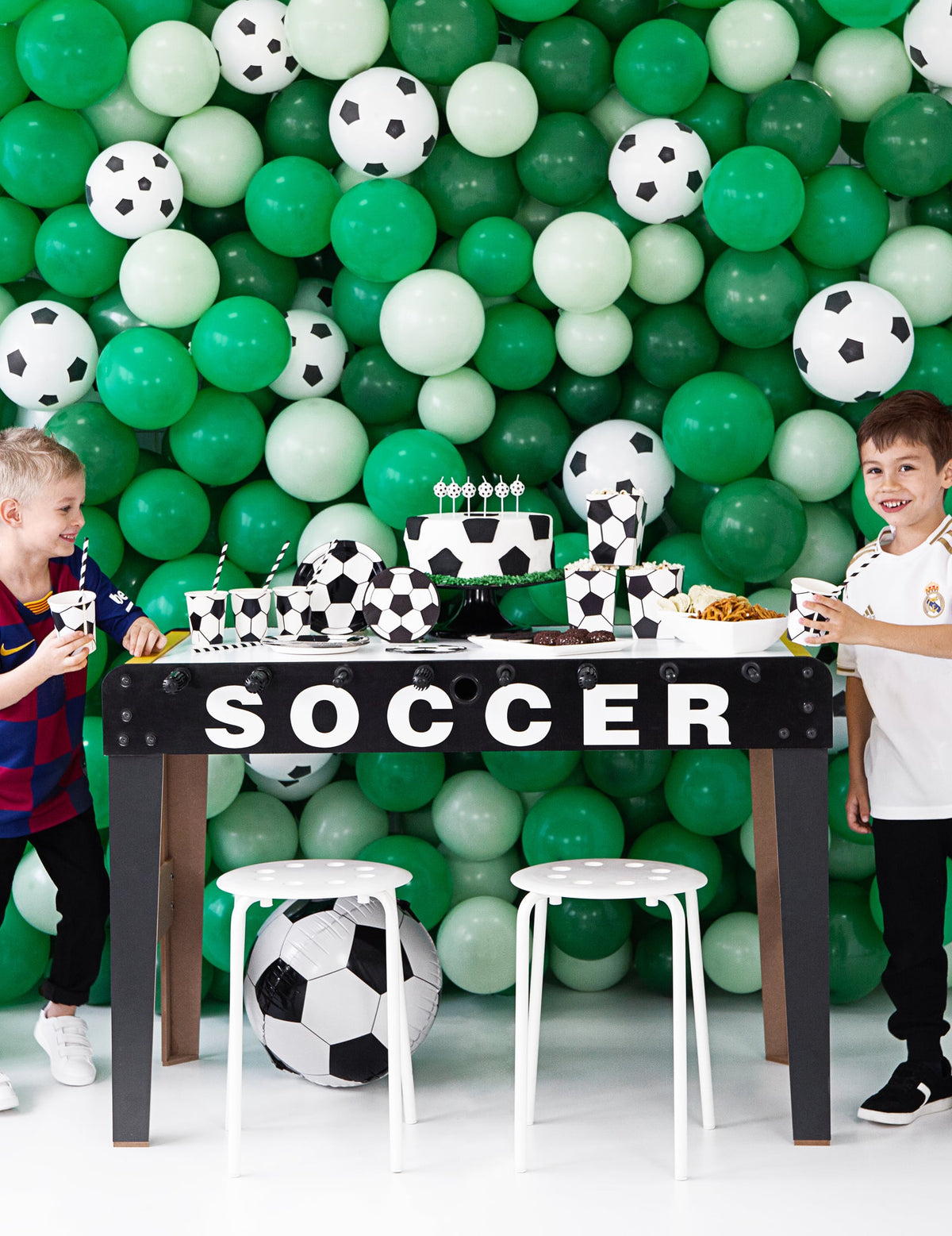 Mise en scène de décoration de fête des cartes d'invitation chaussures de foot