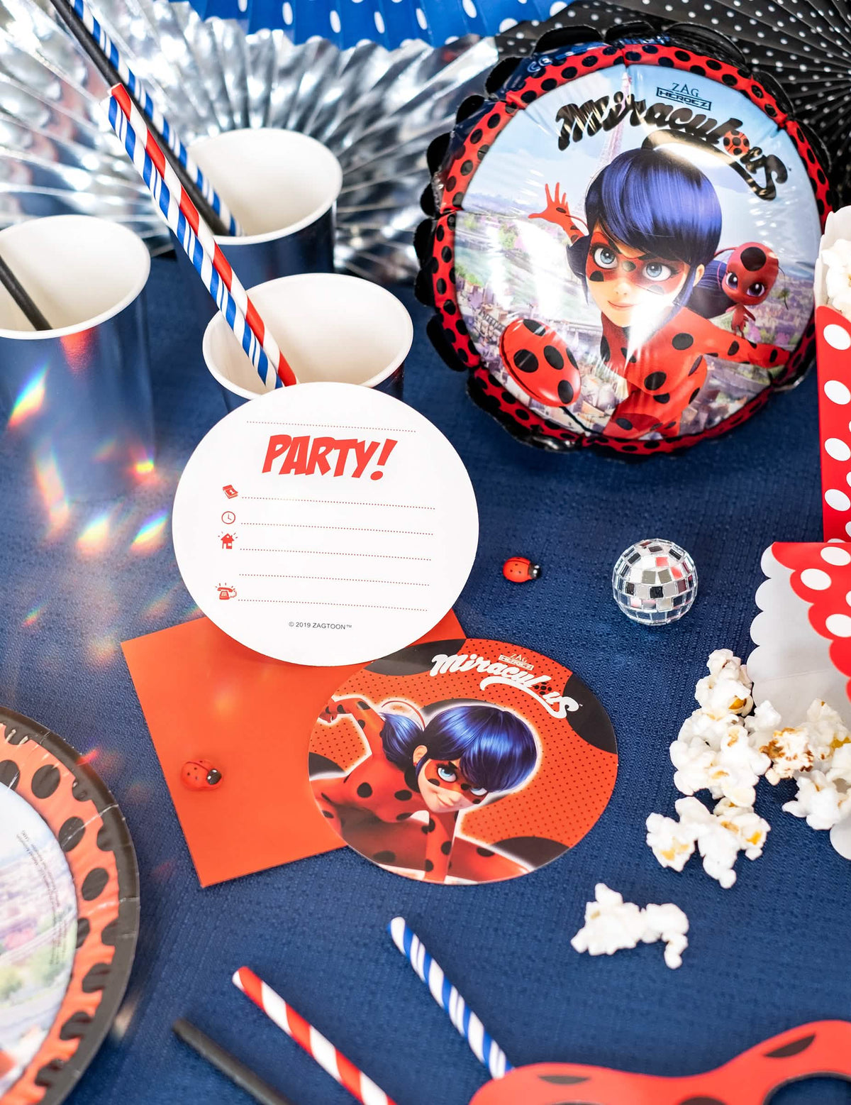 Postavljanje 6 kartonskih pozivnica s omotnicama Miraculous Ladybug