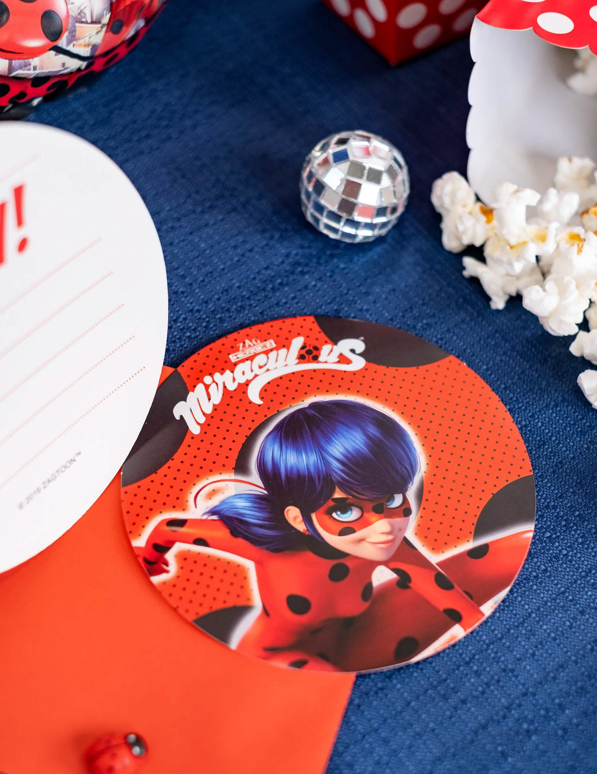 Detalj ilustracije Ladybug od 6 kartona za pozivnice s omotnicama Miraculous Ladybug