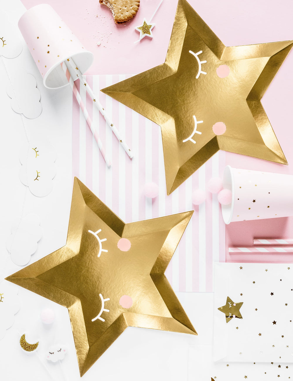 Mise en scène festive des décorations en carton forme étoile pour fête dorées avec yeux
