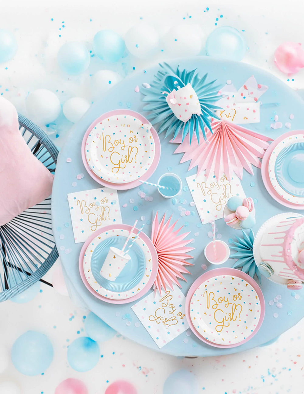 Pogled odozgo na dekoraciju stola od papirnate čaše boy or girl za baby shower