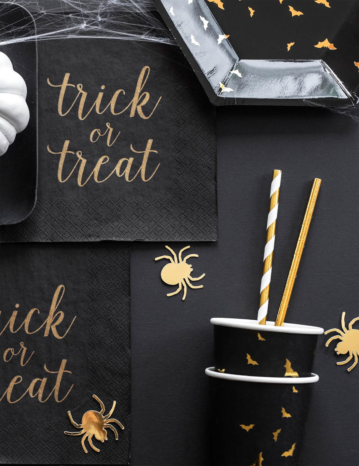 Detalji o salvetama i slamkama s papirnatim čašama s motivom šišmiša za halloween