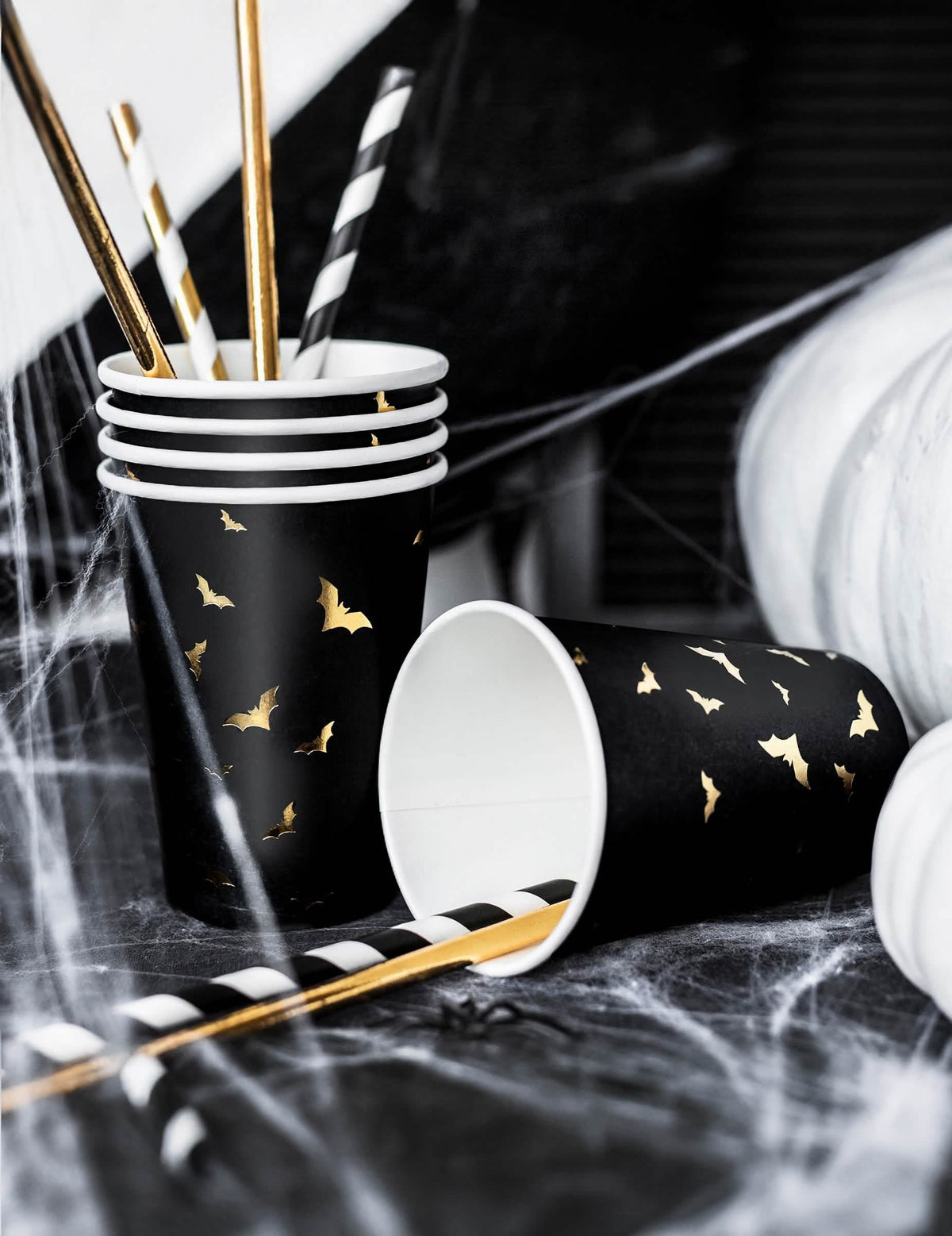Scenografija s slamke od papirnate čaše šišmiš za halloween