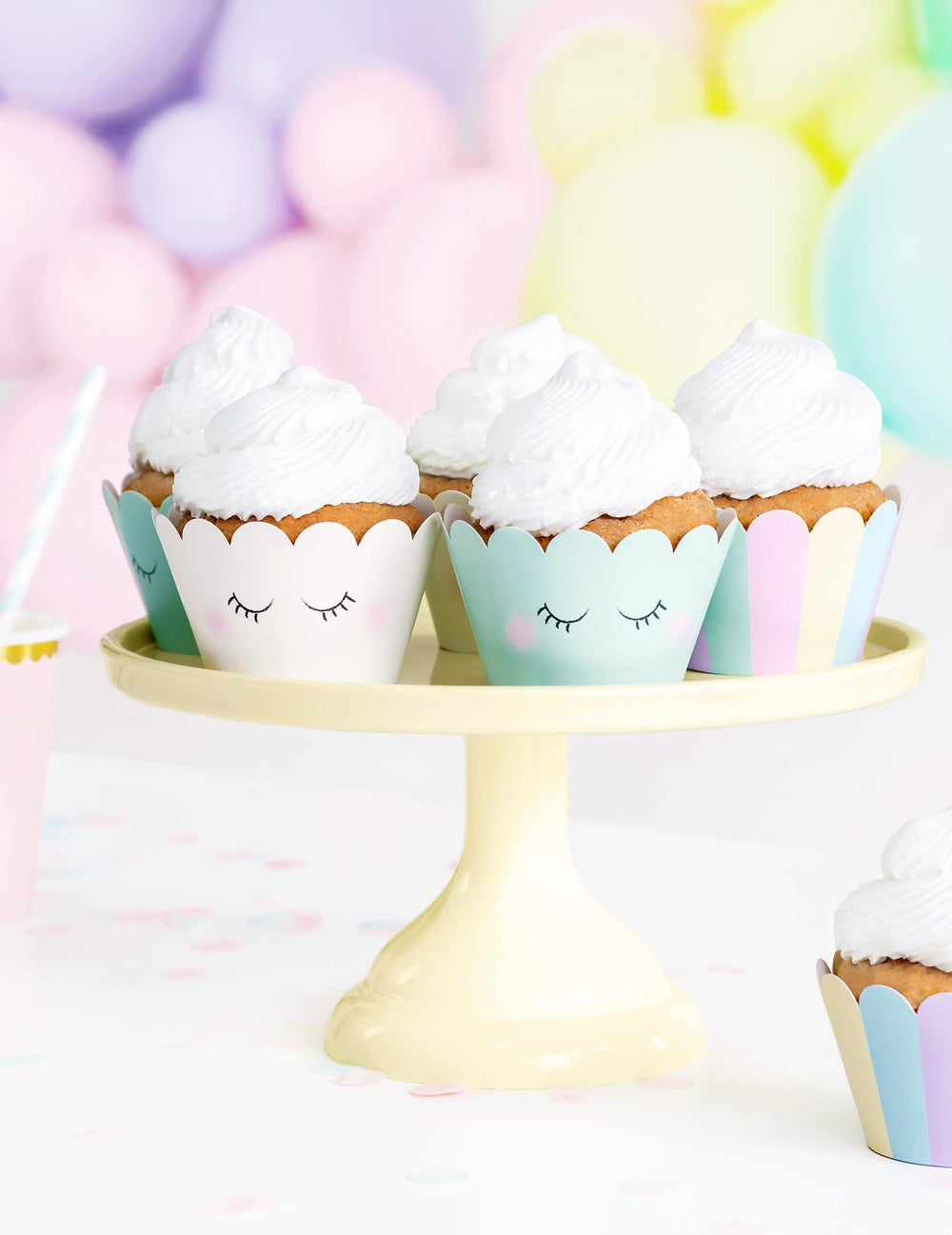 Pregled na izložbenom stalku s pastelnim premazima za cupcake jednorogi