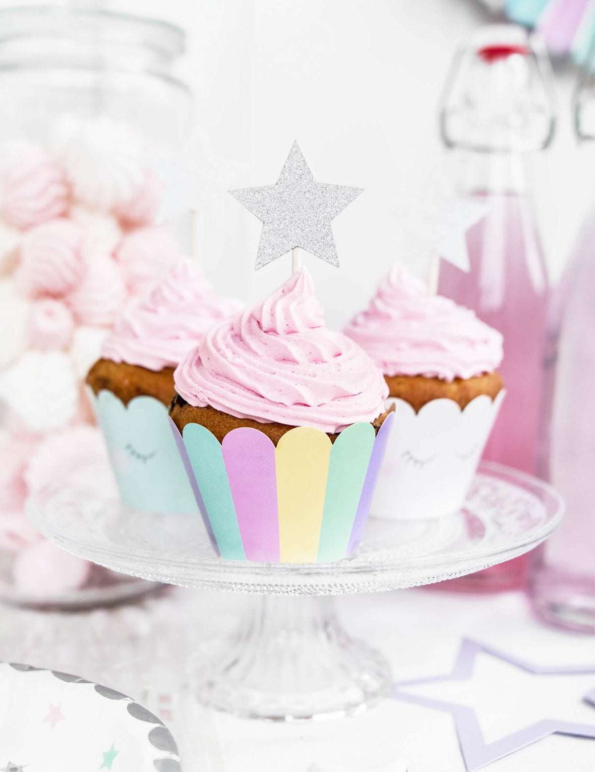 Prikaz na stalaku s omotima za cupcake s jednorozima