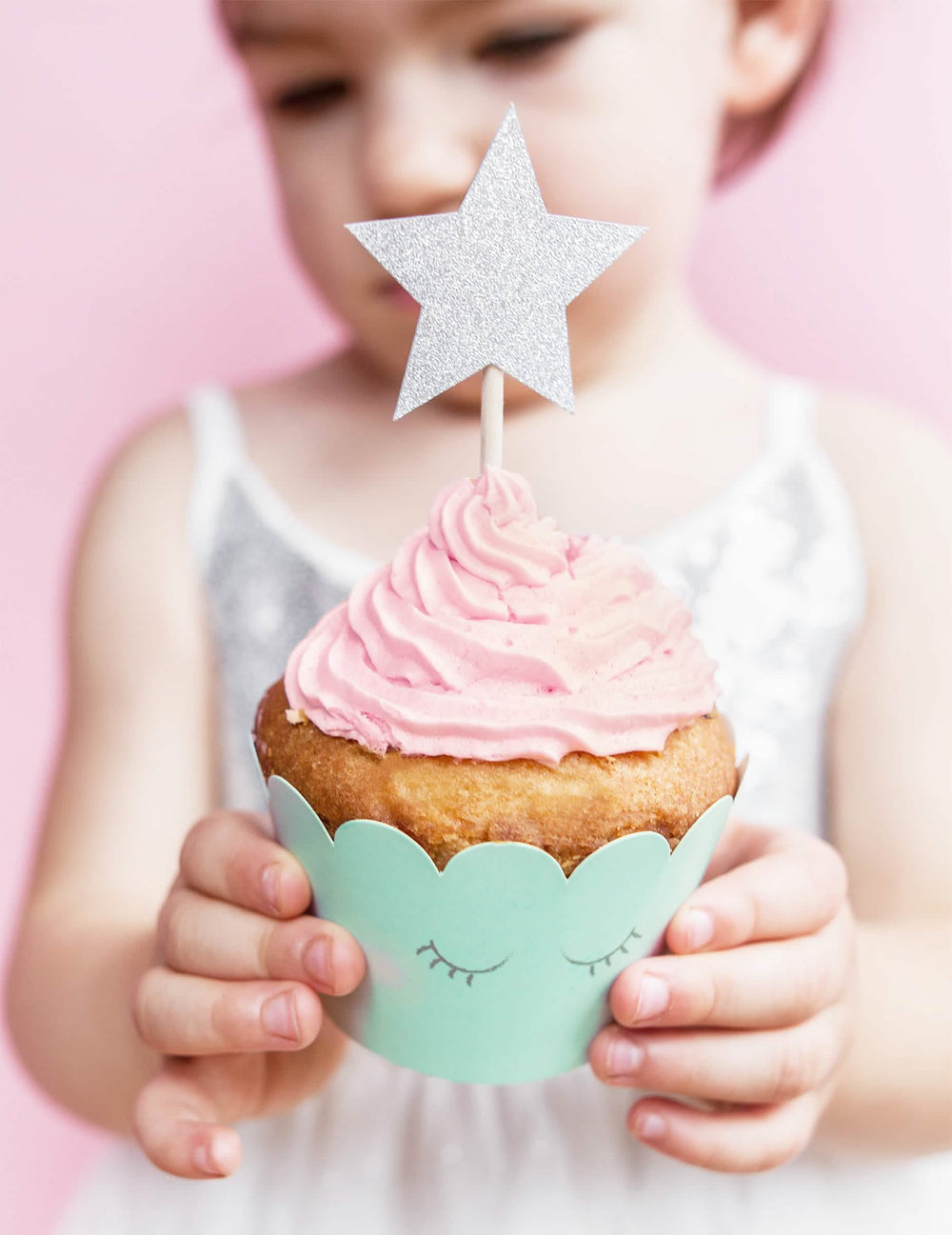 U prikazu cupcakea ukrašenog pastelnim ukrasom s jednorozima za cupcake