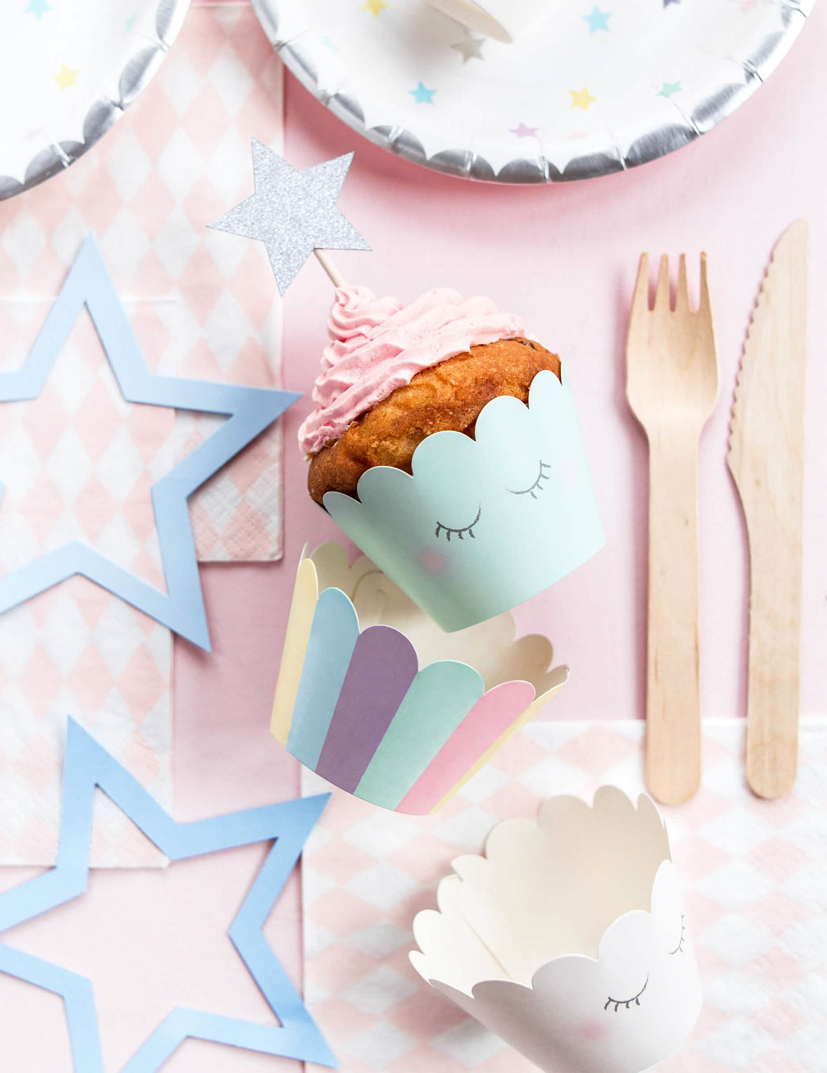 Scena s dodacima za zabavu za cupcake odijevanja s jednorozi