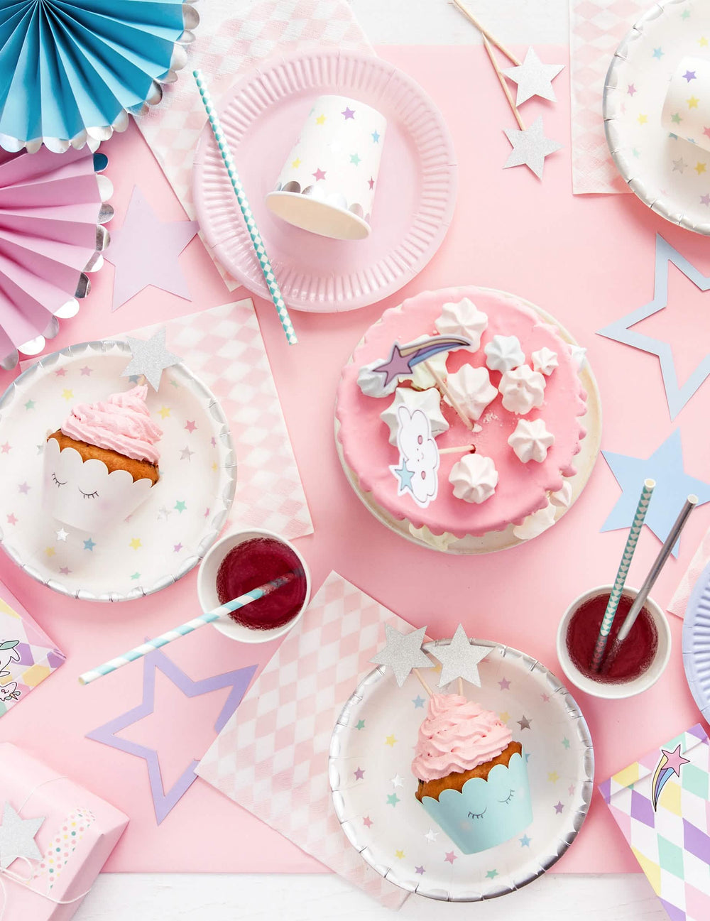 Pregled svečane stola za cupcake i jednorogi kostime