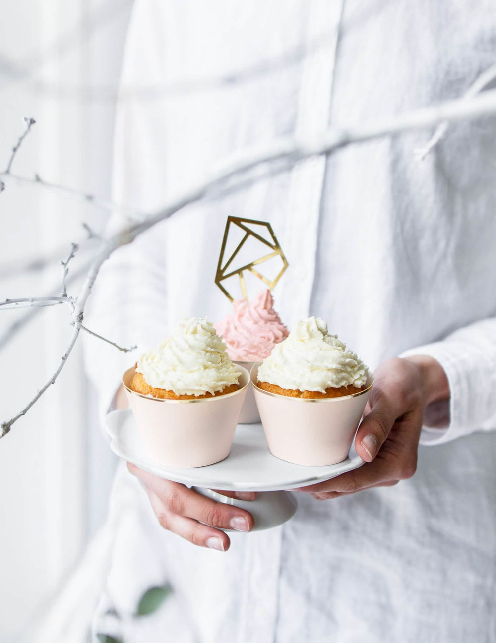 Postavljanje ukrasa za cupcake u puderasto roza i metalik zlatnoj boji od kartona