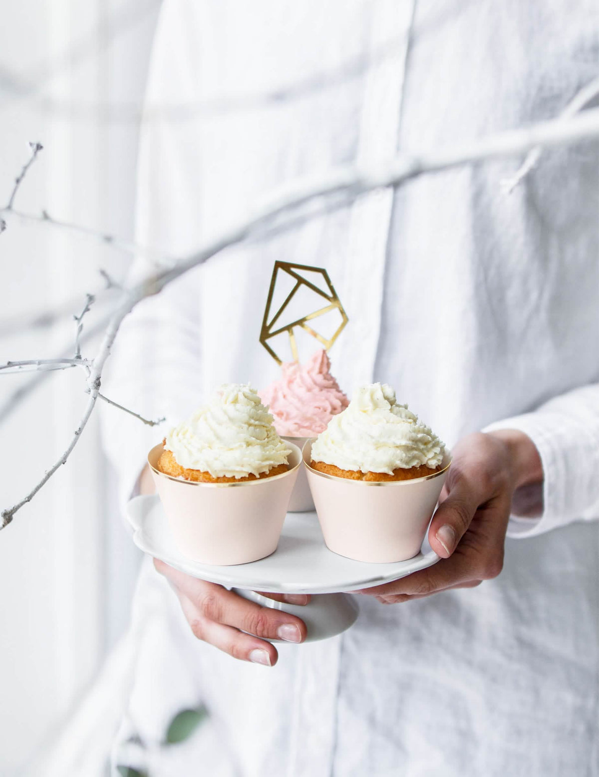 Postavljanje ukrasa za cupcake u puderasto roza i metalik zlatnoj boji od kartona
