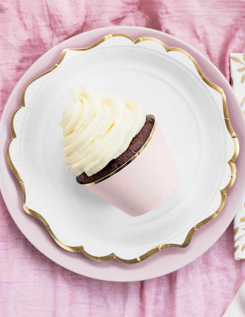 Krupni plan omota za cupcake u prahu roza i metalik zlatnoj boji od kartona