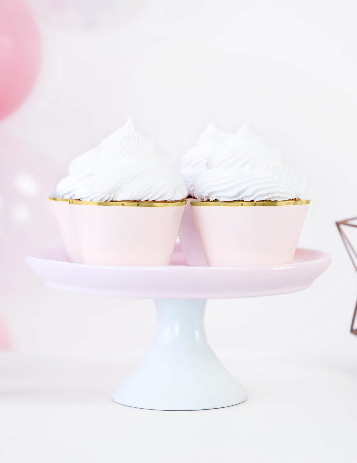 Prezentacija na stalaku za cupcake obloge u puderasto roza i metalik zlatnoj boji od kartona