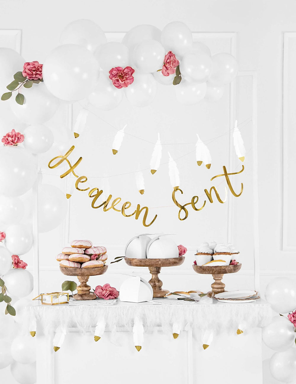 Scena s balonima i bannerom za papirnate omote za cupcakes za vjenčanje