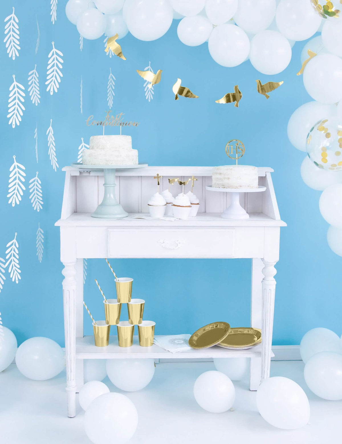 Postavljanje na bijeli buffet papirnatih omota za cupcakes za vjenčanje