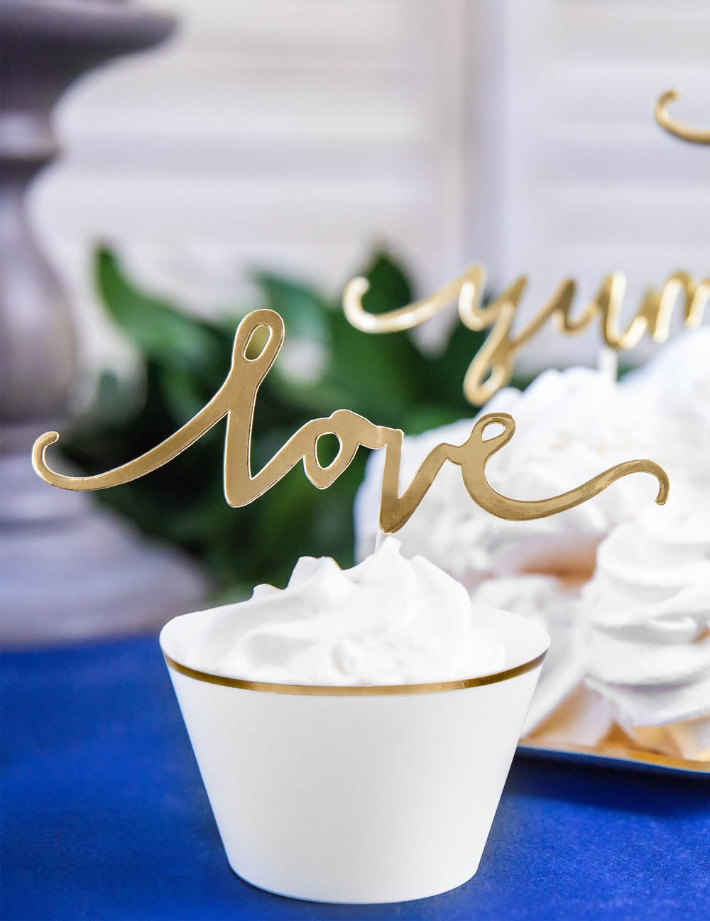 Krupni plan zlatna love cake topper od papirnatih omota za cupcakes za vjenčanje