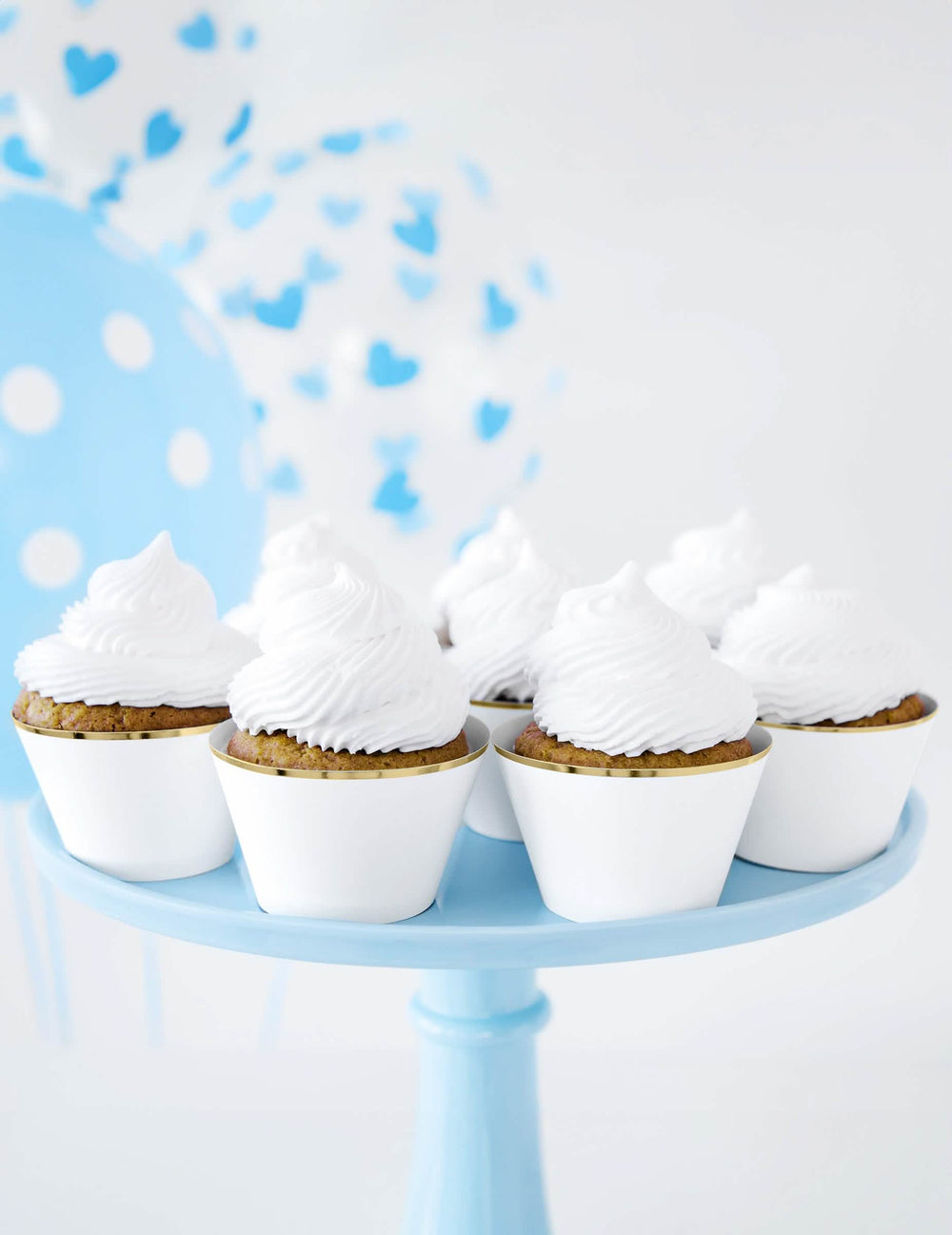 Aranžman s plavim balonima i papirnatim omotačima za cupcake za vjenčanje