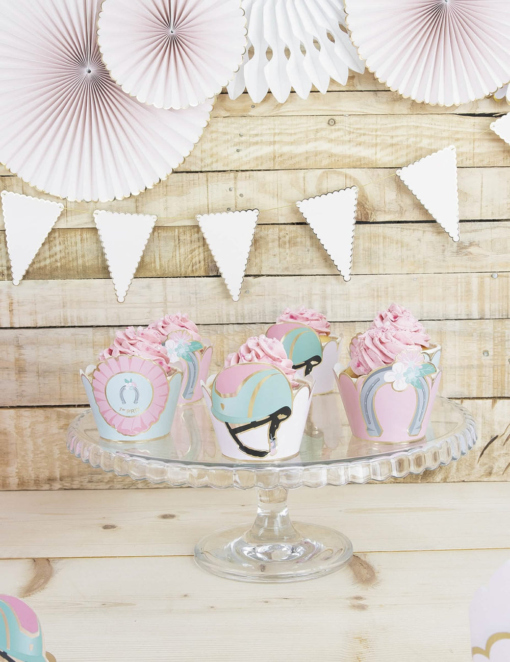 Mise en scène des habillages moules à cupcake konj plava et roza pastel