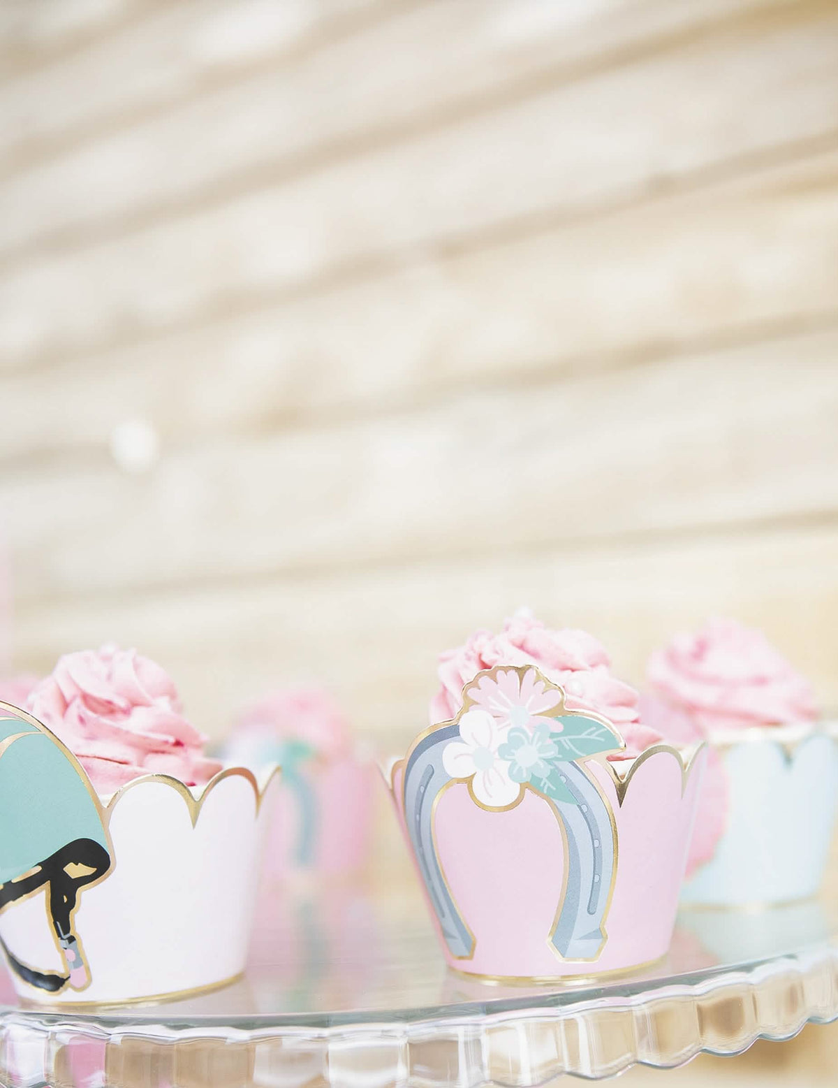 Krupni plan uzorka potkove na kalupima za cupcake s konjem plava i pastelno roza boja