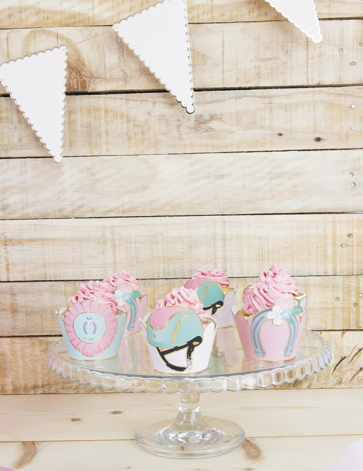 Uscenografija na izložbenom stalku za cupcake omote konj plava i pastelno roza
