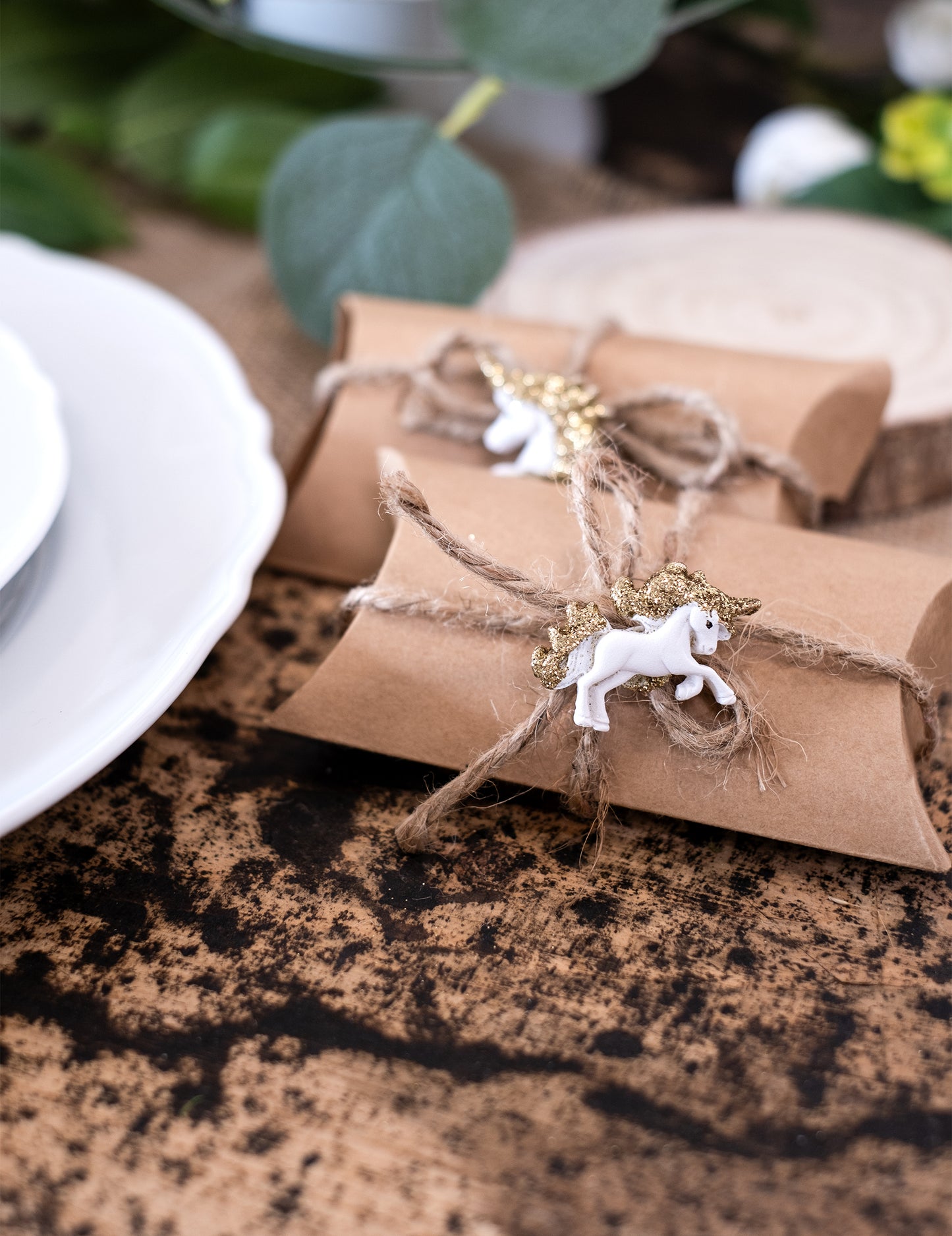 6 licornes en résine adhésives blanches et paillettes dorées 3 cm