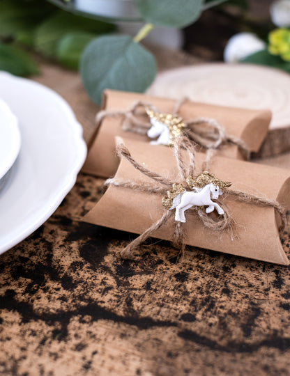 6 licornes en résine adhésives blanches et paillettes dorées 3 cm