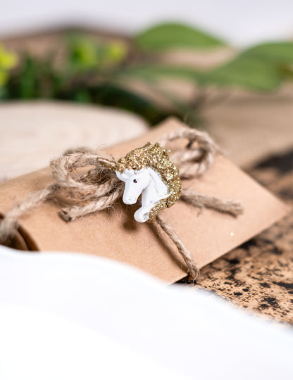 6 licornes en résine adhésives blanches et paillettes dorées 3 cm