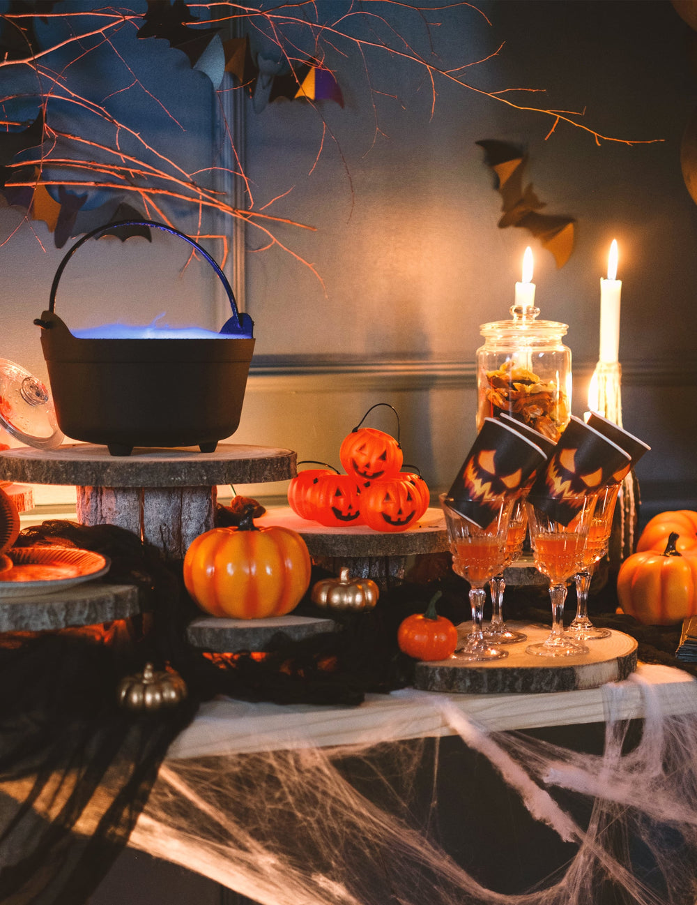 Mise en situation sur une table de fête des mini seaux citrouilles d'Halloween