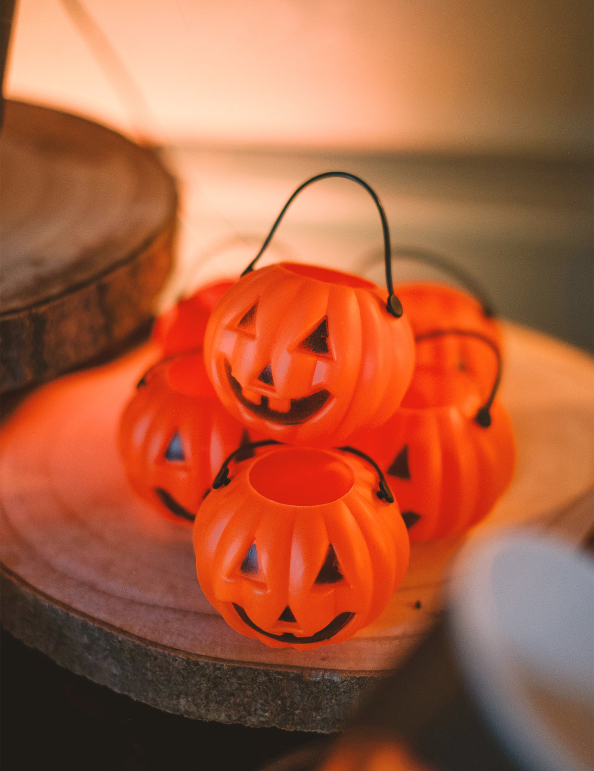 Gros plan sur l'empilement des mini seaux citrouilles d'Halloween
