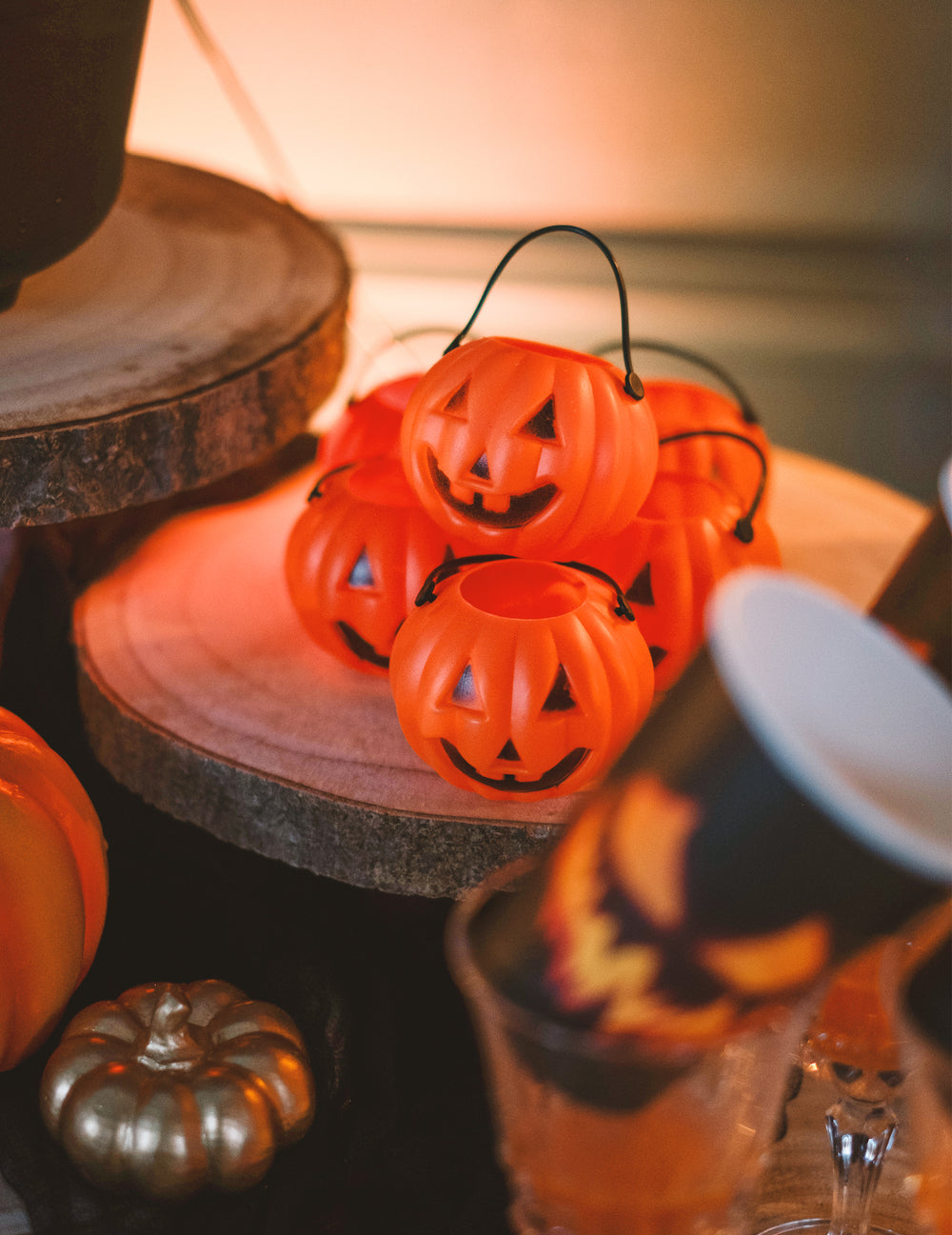 Présentation sur rondin de bois des mini seaux citrouilles d'Halloween