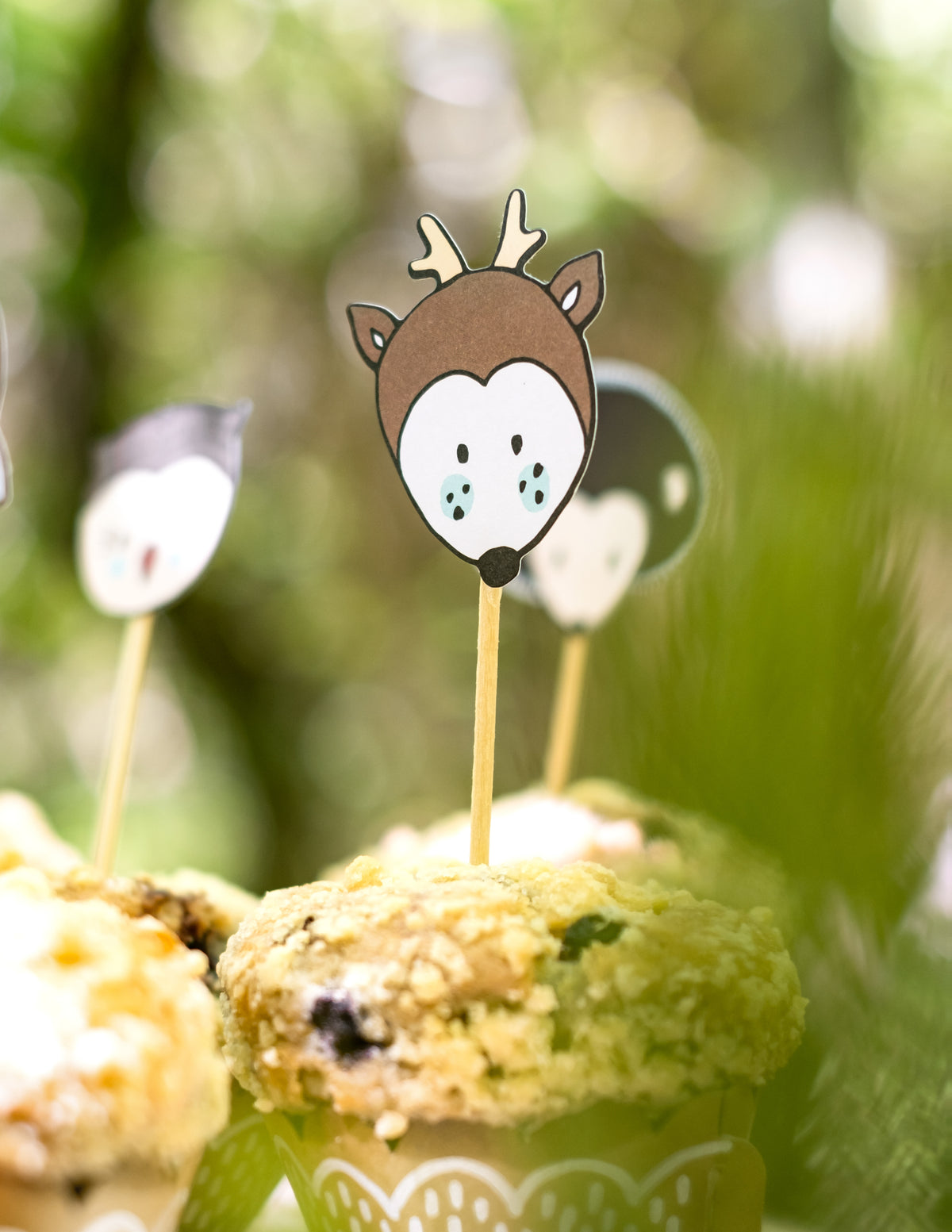 Gros plan sur le pic en bois cerf des moules à cupcake et pics en bois animaux de la forêt