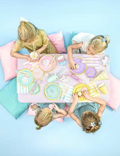 Mise en scène festive des assiettes en carton bleu ciel et dorure dentelée