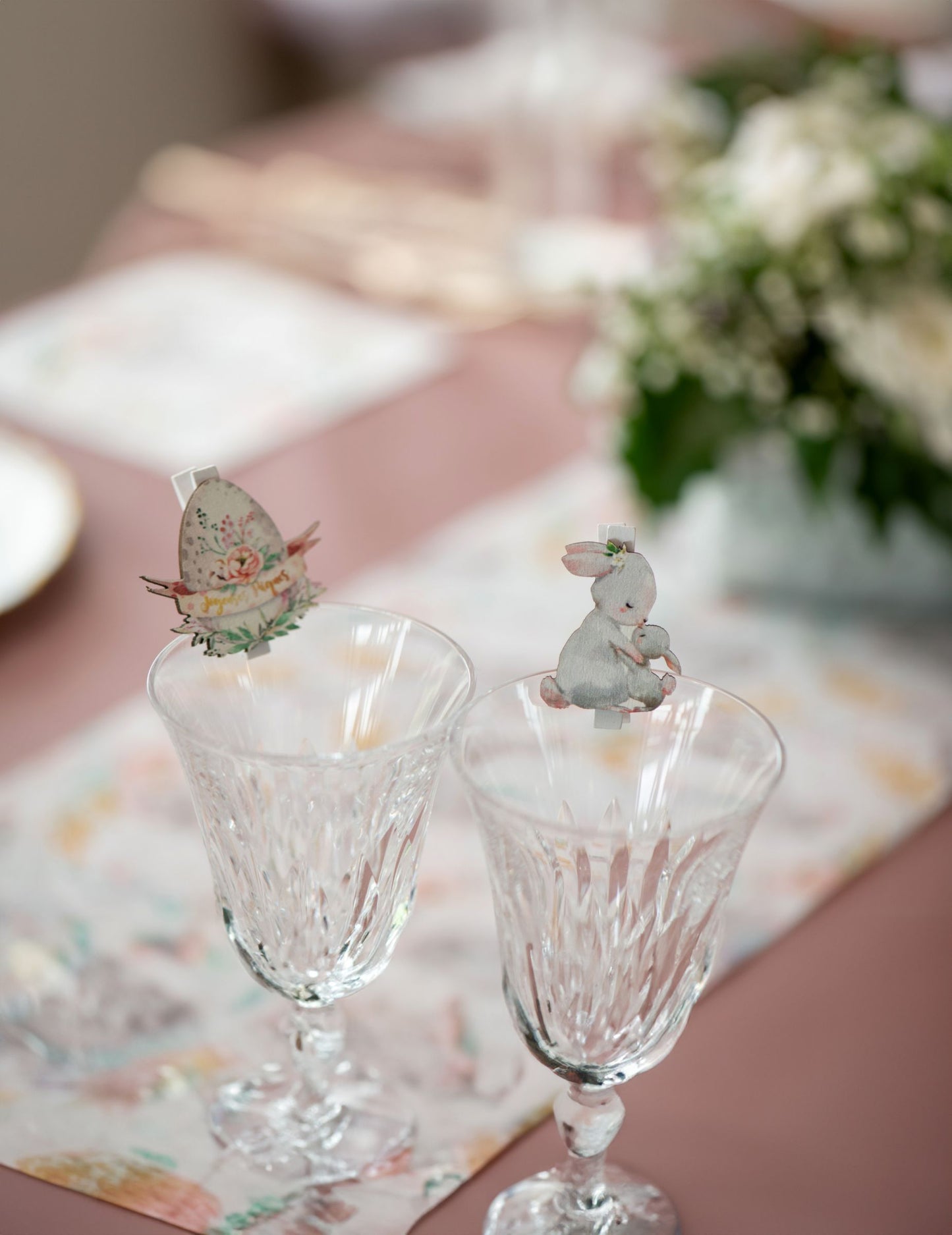 Mise en situation sur le rebord de verres des pinces Pâques fleuri