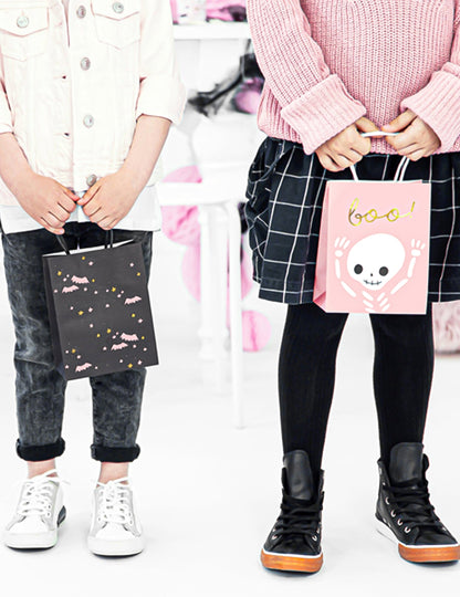 Mise en situation des sacs à bonbons boo pour halloween roses et blancs