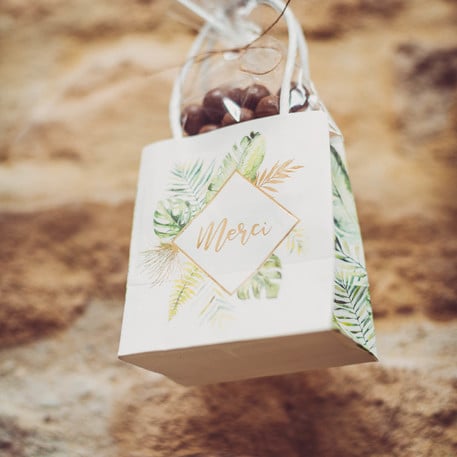 Détail de l'imprimé avec dorure des sacs à goodies tropical Merci pour invités