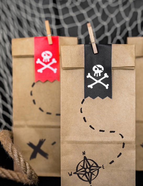 Détail des étiquettes tête de mort et pinces en bois des sacs cadeaux pirate pour enfant