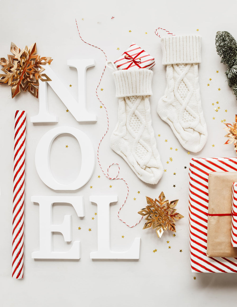 Mise en scène avec lettres NOEL des suspensions en carton flocons de neige dorés