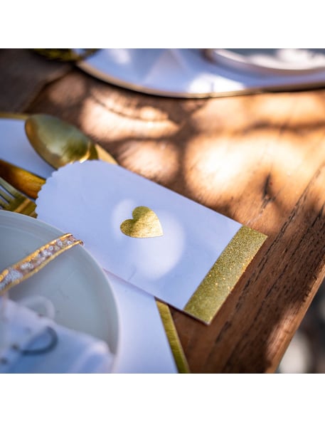Mise en situation sur une petite enveloppe du stickers cœurs pour décoration de mariage