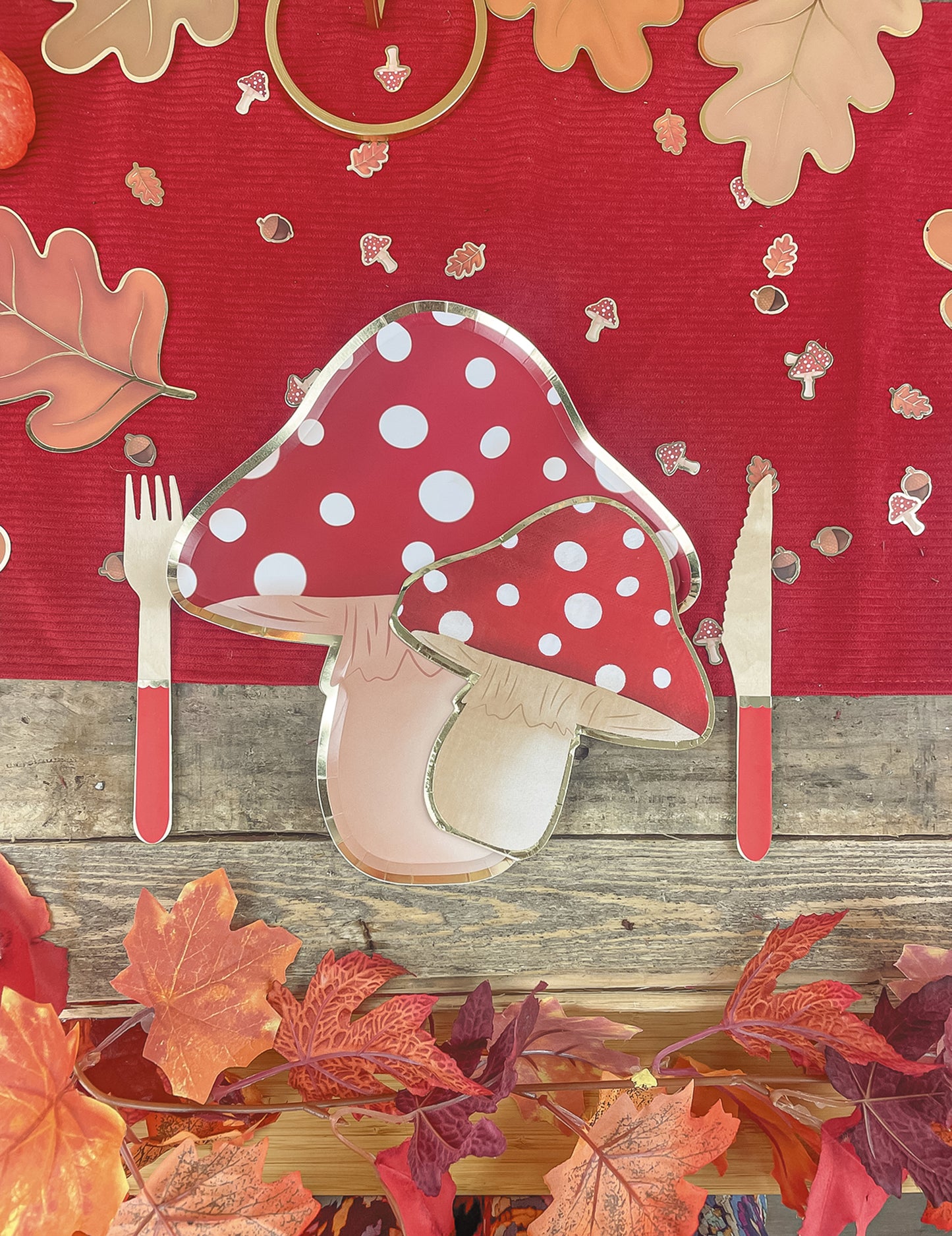 8 crveno-bijelih kartonskih tanjura u obliku gljive 23 cm točkice