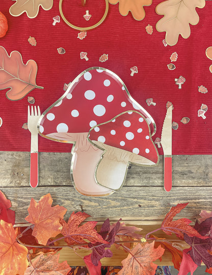 Vue d'ensemble avec couverts des assiettes en carton champignon rouge et blanc à pois