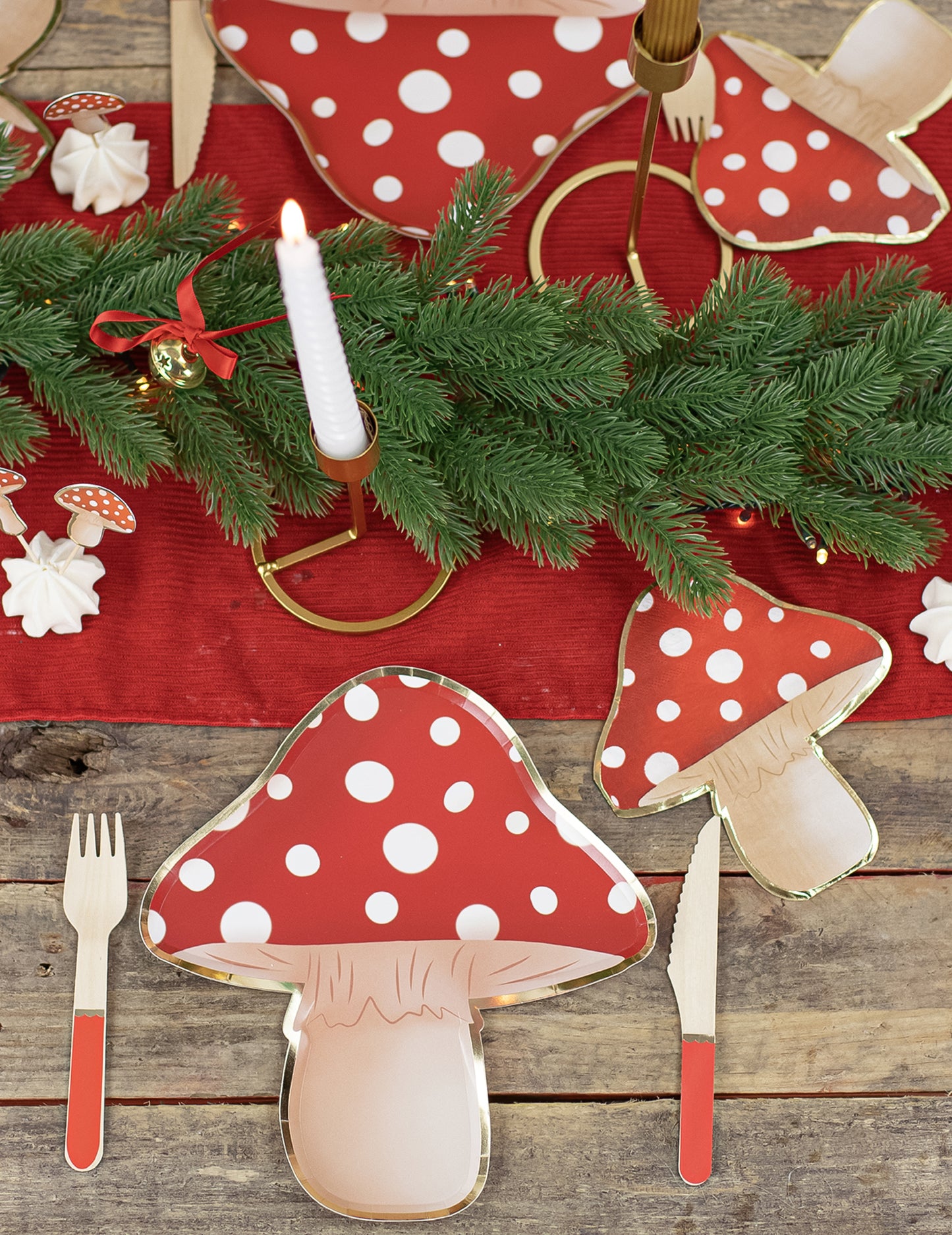 8 crveno-bijelih kartonskih tanjura u obliku gljive 23 cm točkice