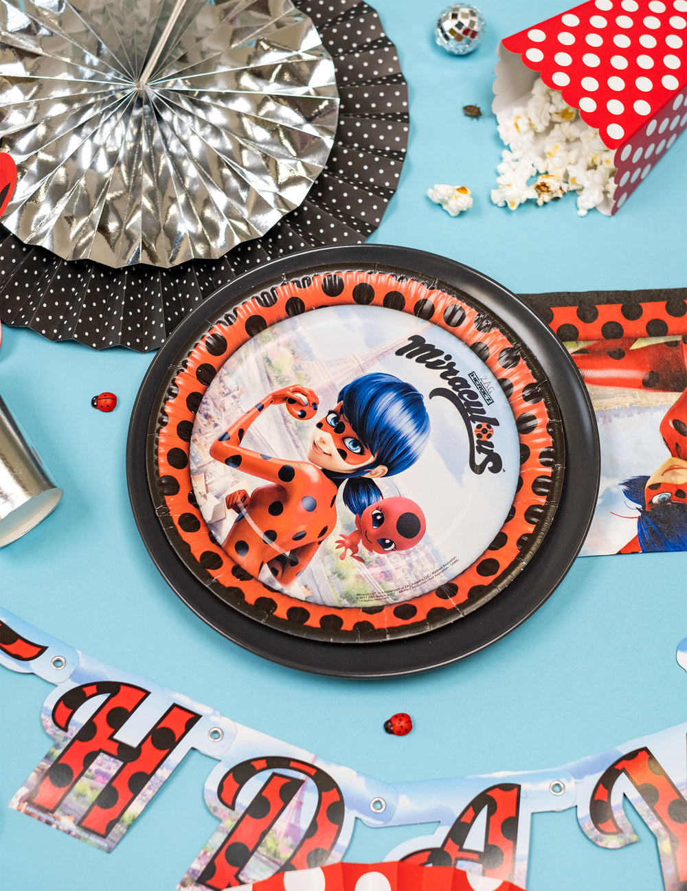 Gros plan sur le motif des assiettes en carton Ladybug à Paris
