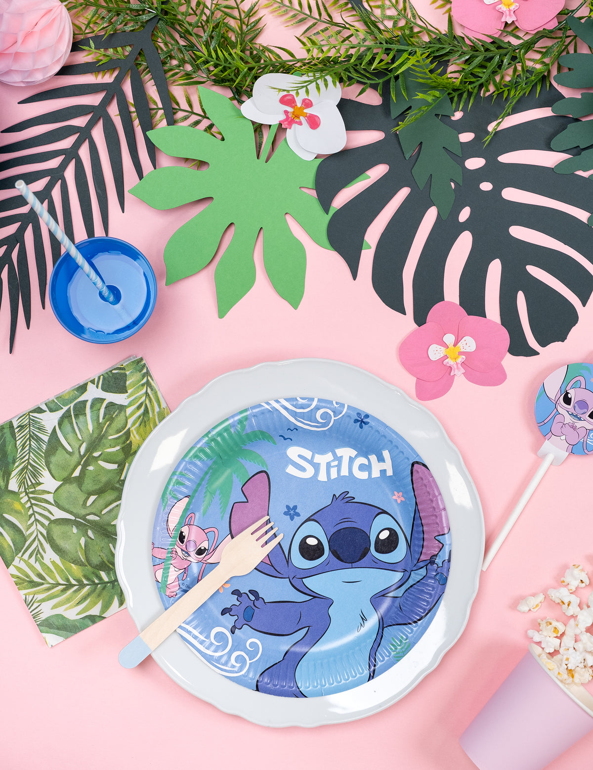 Vue de dessus des assiettes en carton Stitch avec décoration tropicale