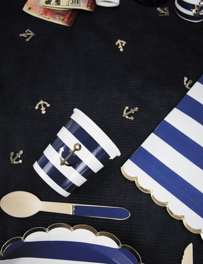 8 valovitih kartonskih tanjura s uzorkom mornarskih pruga 23 cm zlatni rub