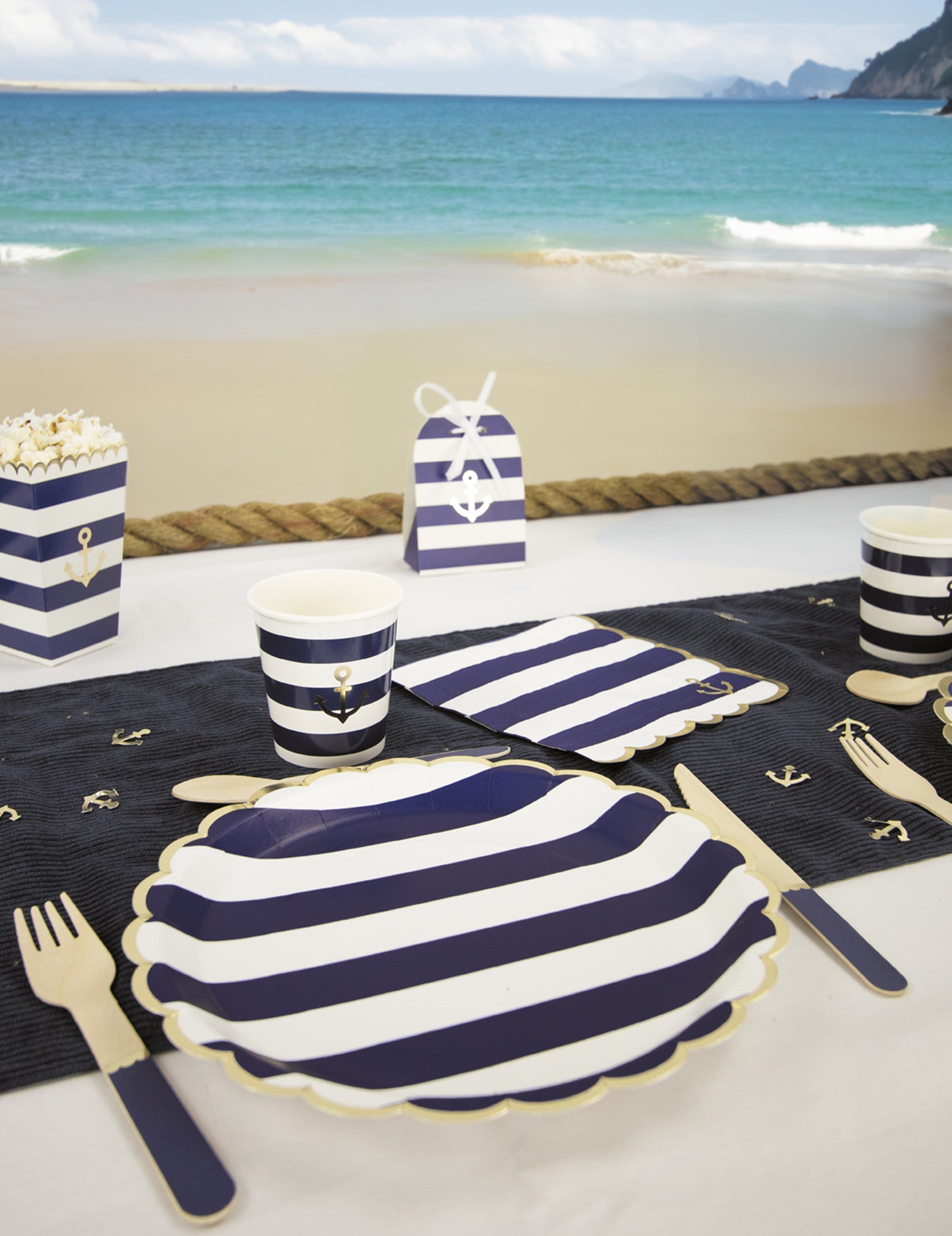 8 valovitih kartonskih tanjura s uzorkom mornarskih pruga 23 cm zlatni rub